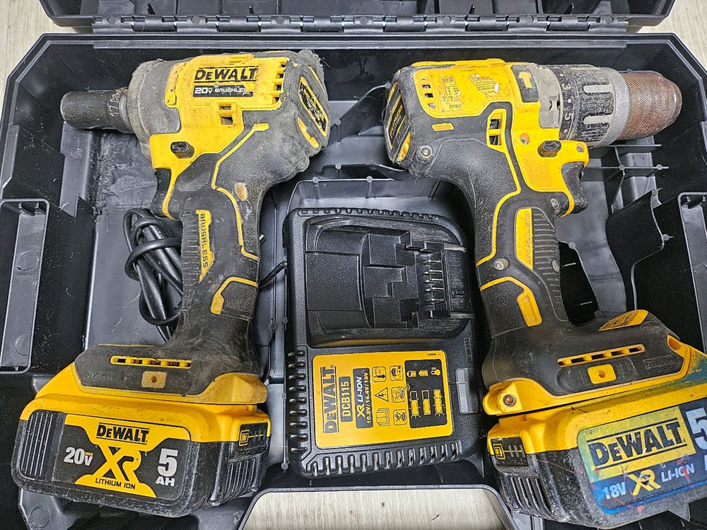 디월트 브러쉬리스 충전 드릴 콤보 (스크류 해머, 임팩 렌치) 세트 이미지
