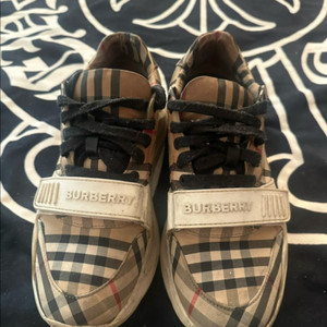 버버리스니커즈 이미지