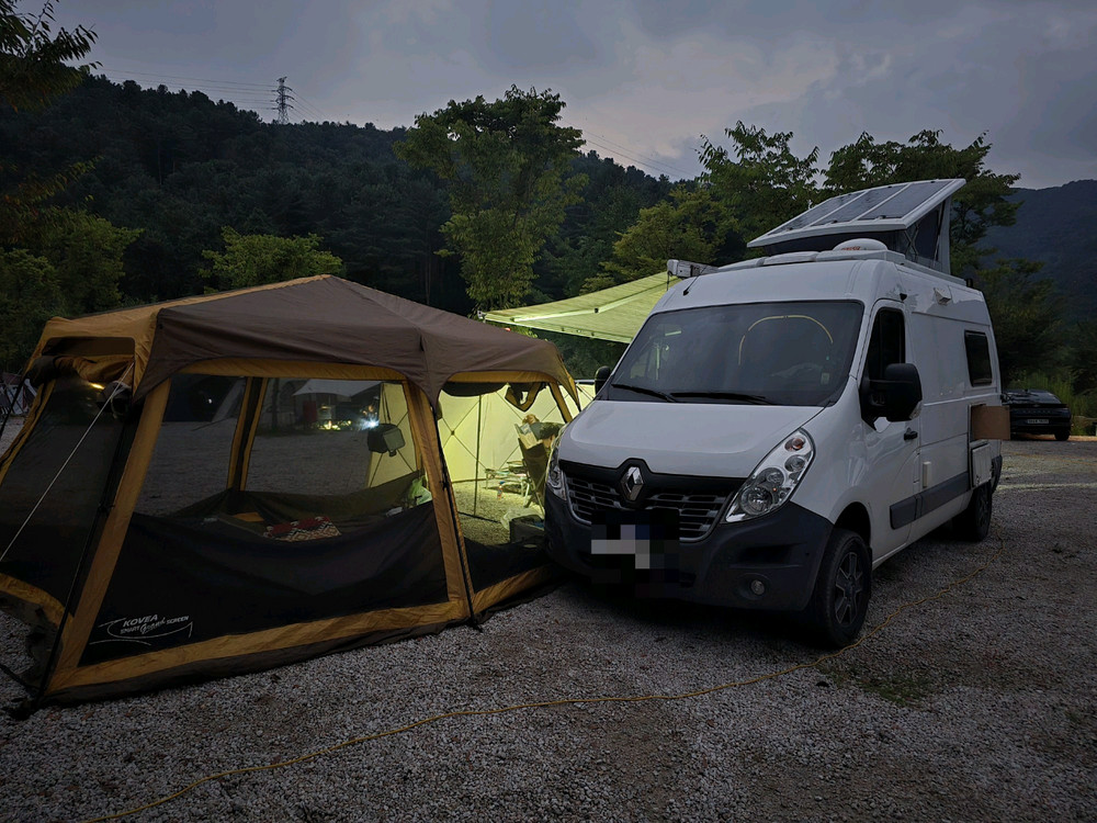 르노마스터 나인팝업 캠핑카 이미지