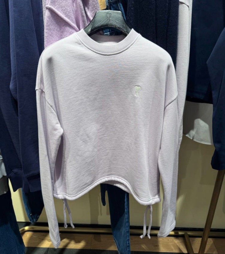 (새상품)봄용 아미 하트 자수 스웨트 셔츠 라일락색상,전국품절(기모X,지금입기좋은 얇은 맨투맨, 너무이쁨 ,득템가) 이미지