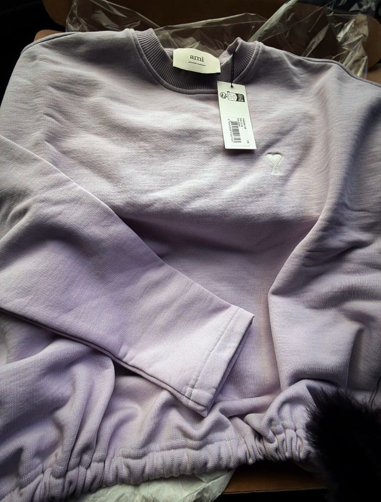 (새상품)봄용 아미 하트 자수 스웨트 셔츠 라일락색상,전국품절(기모X,지금입기좋은 얇은 맨투맨, 너무이쁨 ,득템가) 이미지