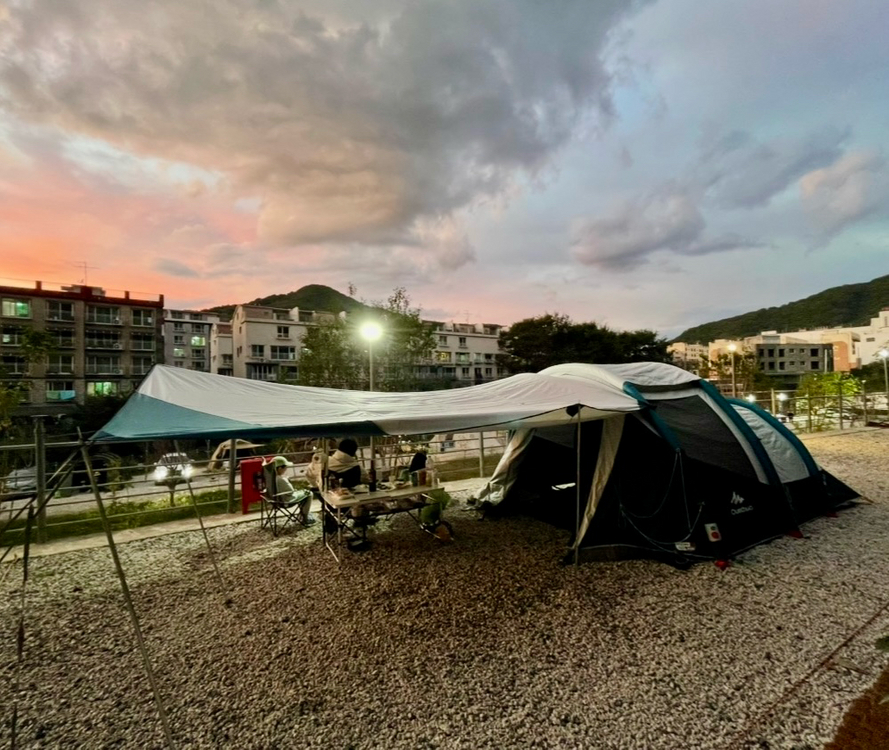 데카트론 퀘차 에어 세컨즈 4.1 에어텐트+타프+펌프 이미지