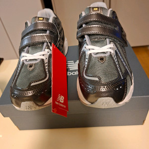 (새상품 최신상)뉴발란스 키즈 1906 운동화 220사이즈 이미지