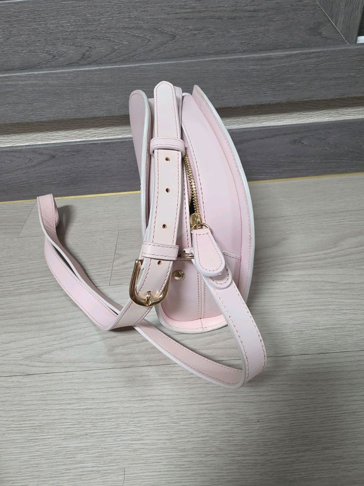 정품 A.P.C. 아페쎄 하프문 크로스백 핑크 이미지