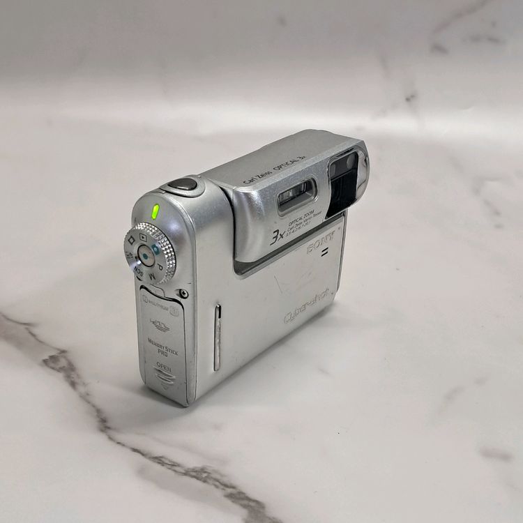 레드벨벳 슬기 디카! 소니 CyberShot 디지털 카메라 실버 이미지