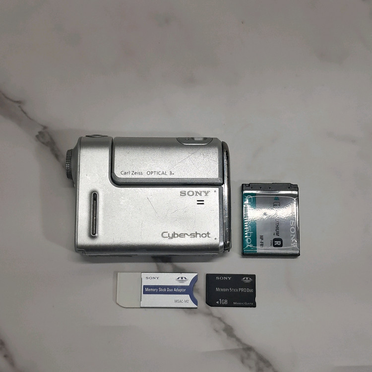 레드벨벳 슬기 디카! 소니 CyberShot 디지털 카메라 실버 이미지