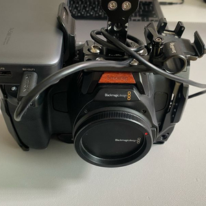 BMPCC 6K PRO + 케이지 + 보조배터리 판매합니다. 이미지