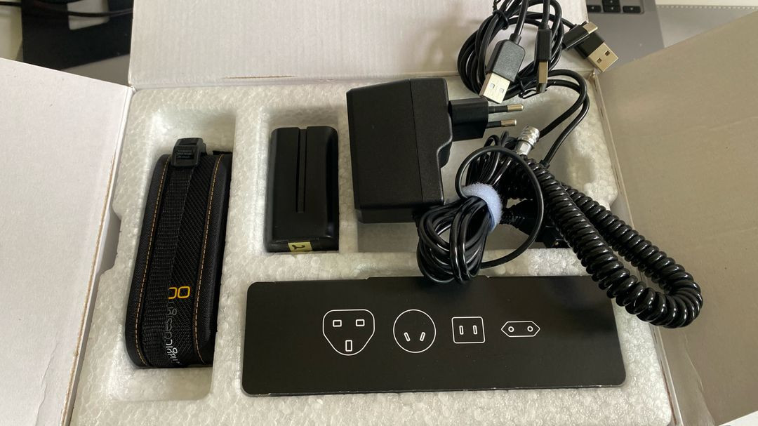 BMPCC 6K PRO + 케이지 + 보조배터리 판매합니다. 이미지