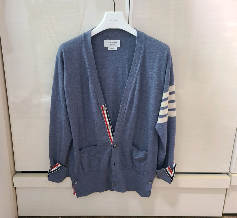 톰브라운 울 가디건 명품 가디건맨투맨패딩자켓구찌루이비통프라다디올셀린느에르메스로로피아나크로스백바이커백 이미지