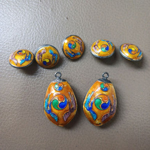 섬세하게 수놓아진 칠보 공예 단추 세트입니다. 마고자나 조끼에 이미지