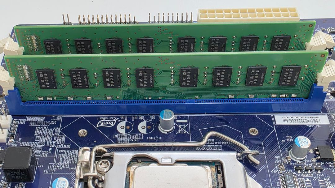 CPU: i7-3770 + MB: Foxconn H67M + RAM: DDR3 16GB 이미지