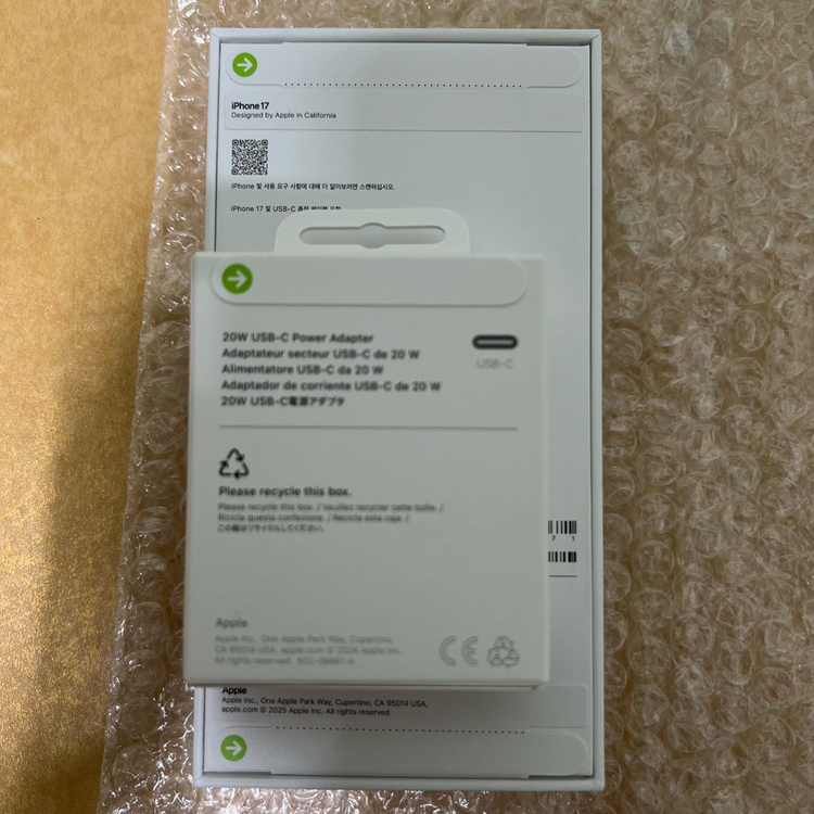 애플 아이폰17 화이트 256GB 자급제 + 20W USB-C 전원 어댑터 (미개봉) 이미지