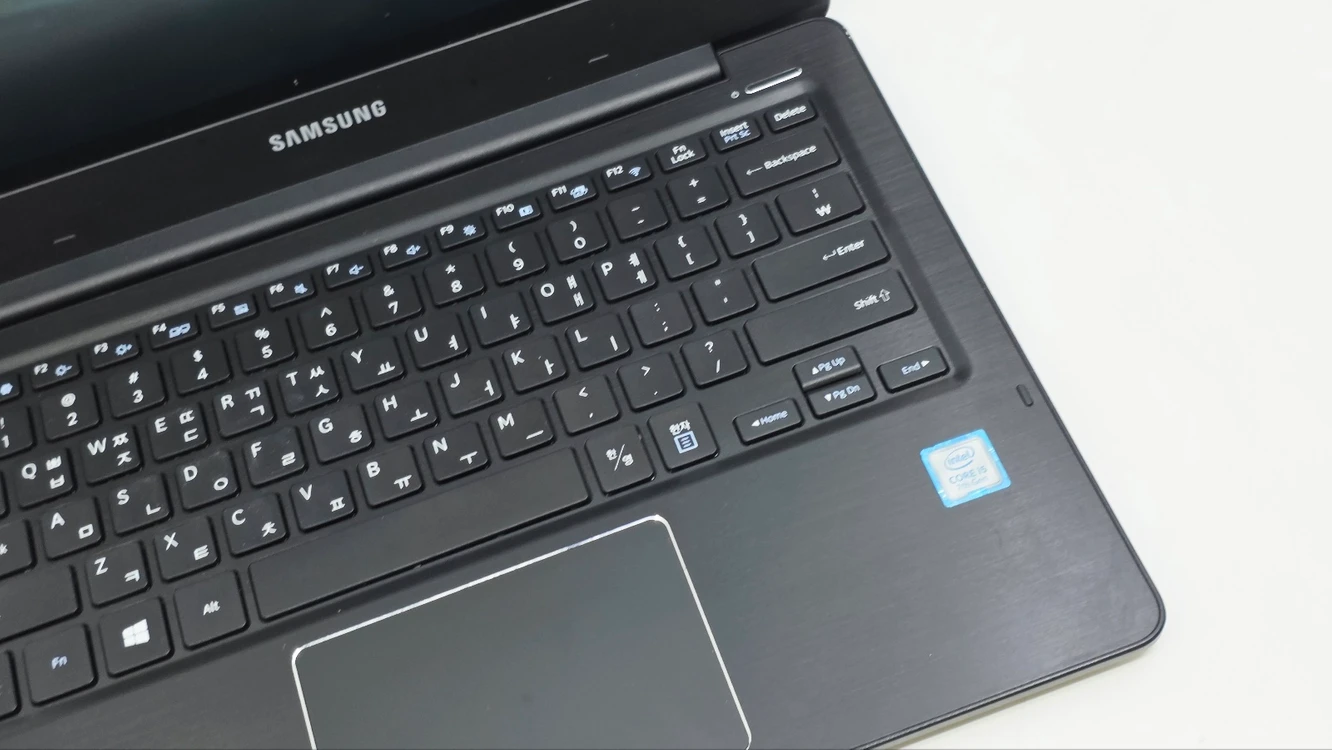 삼성 노트북5 NT501R3M-K0E/C (13.3인치) CPU : 인텔 코어 i5-7200U (7세대) 이미지