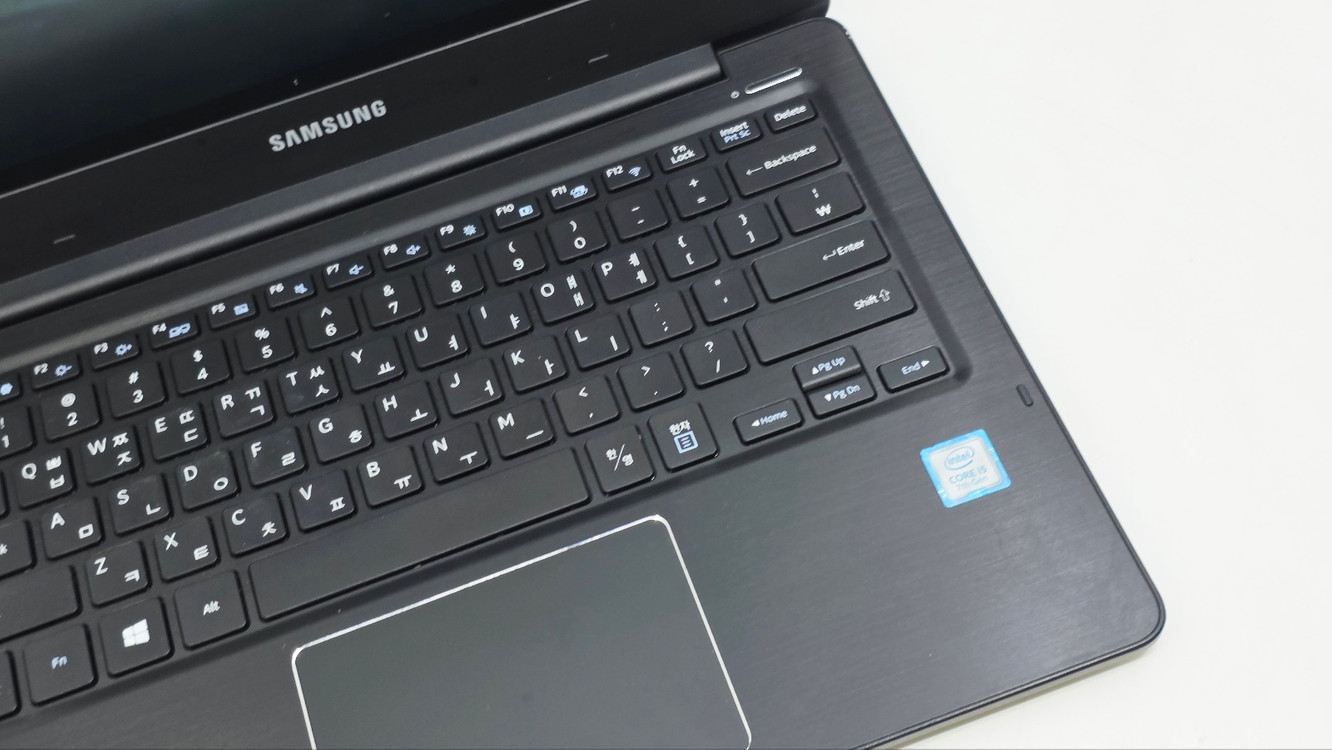 삼성 노트북5 NT501R3M-K0E/C (13.3인치) CPU : 인텔 코어 i5-7200U (7세대) 이미지