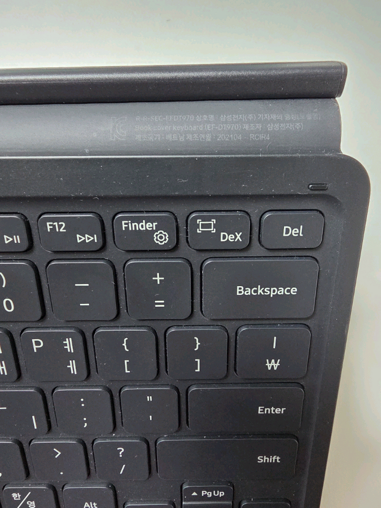 삼성 정품 갤럭시 탭 S7 FE, S8 FE 북커버 키보드 (EF-DT970) 이미지