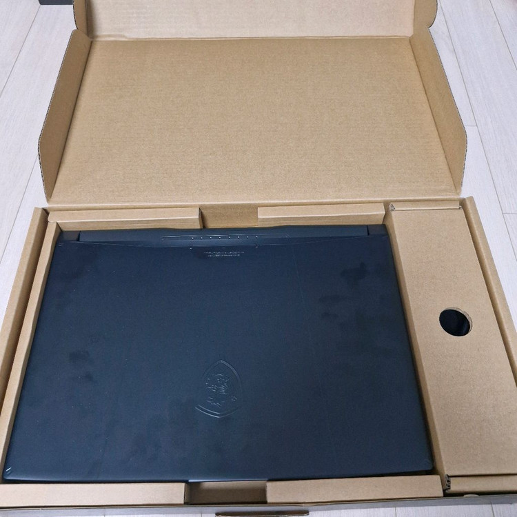 MSI RTX4070 게이밍 노트북 풀박스 이미지