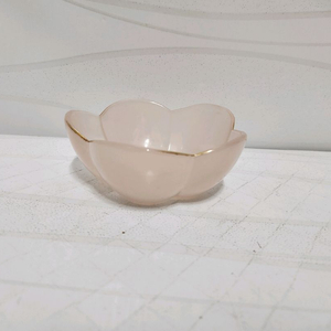 밀크글라스 꽃잎 모양 유리볼 이미지