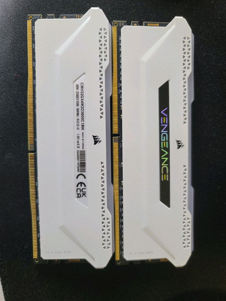 커세어 DDR4 32GBx2 64gb RGB 화이트 메모리 이미지