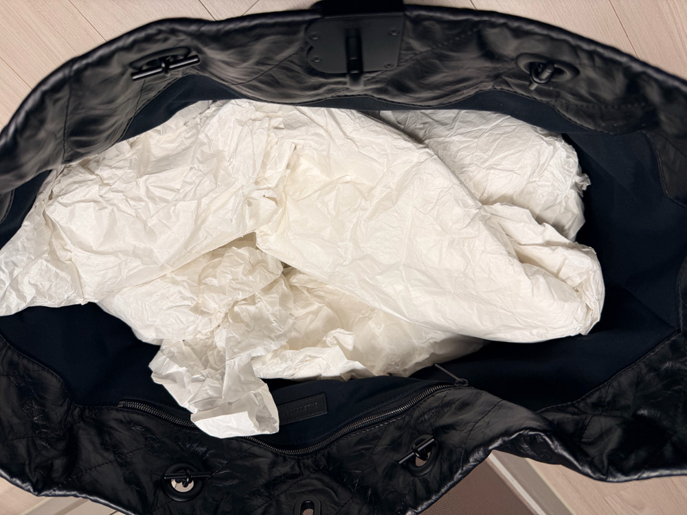 발렌시아가 크러쉬 숄더백 이미지