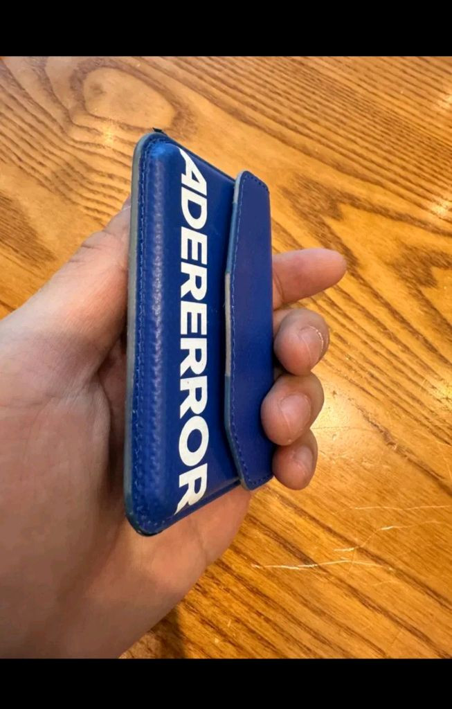 아더에러 맥세이프 지갑 이미지