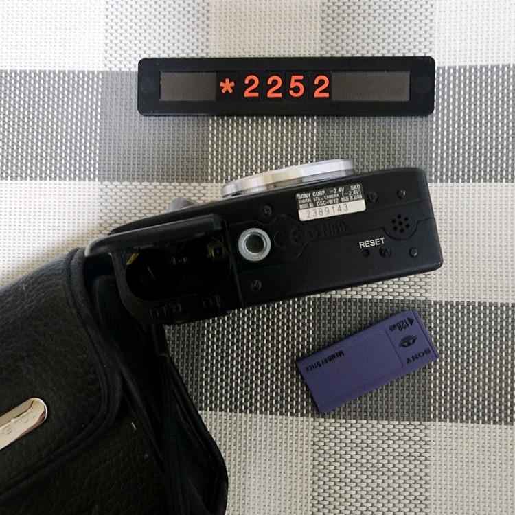 소니 사이버샷 DSC-W 12 실버 디지털카메라 파우치포함 이미지