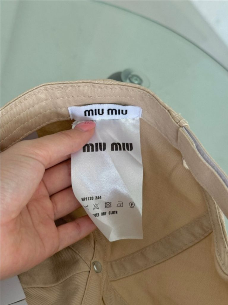 미우미우 투톤 베이지 볼캡 싸게 팔아요 이미지
