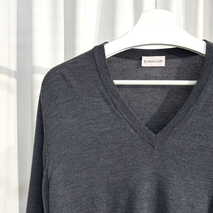 (M)몽클레어 브이넥 와펜 패치 니트 그레이 이미지