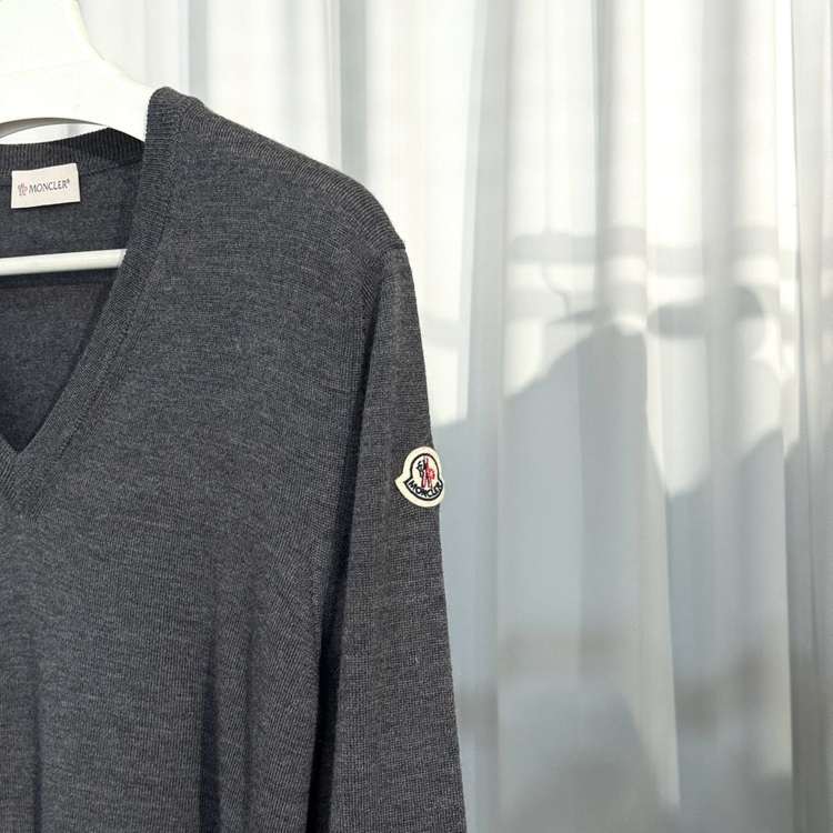 (M)몽클레어 브이넥 와펜 패치 니트 그레이 이미지