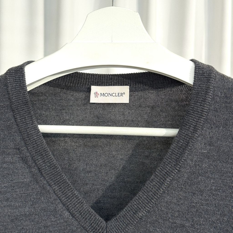 (M)몽클레어 브이넥 와펜 패치 니트 그레이 이미지