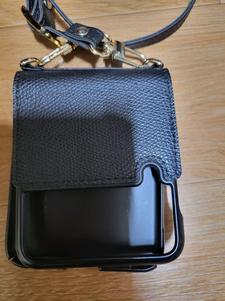 플립z3 가죽 폰 케이스 끈 포함 팝니다. 이미지