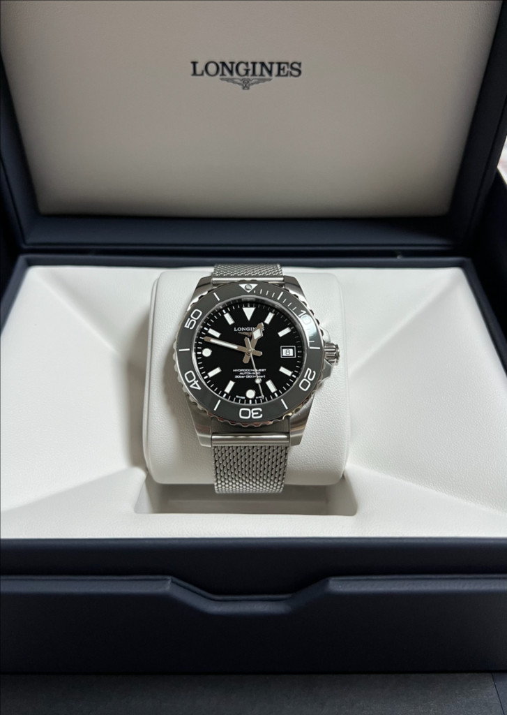 론진 신형 하이드로콘퀘스트 그레이 베젤 39mm 이미지