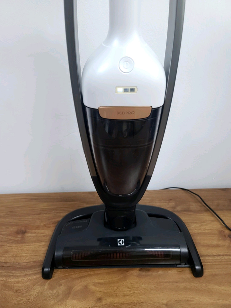 일렉트로룩스 무선청소기 PQ91-30BW(A급,배터리교체>1시간20분연속작동,UV베드너즐&전체Cleaning완) 이미지