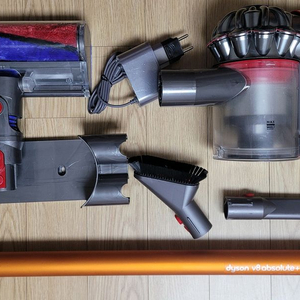 깨끗하게 세척한 다이슨 무선 청소기 V8(47분 연속동작) 이미지