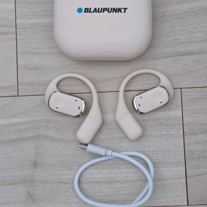 블라우풍트(Blaupunkt)의 오픈형 블루투스 이어폰 이미지