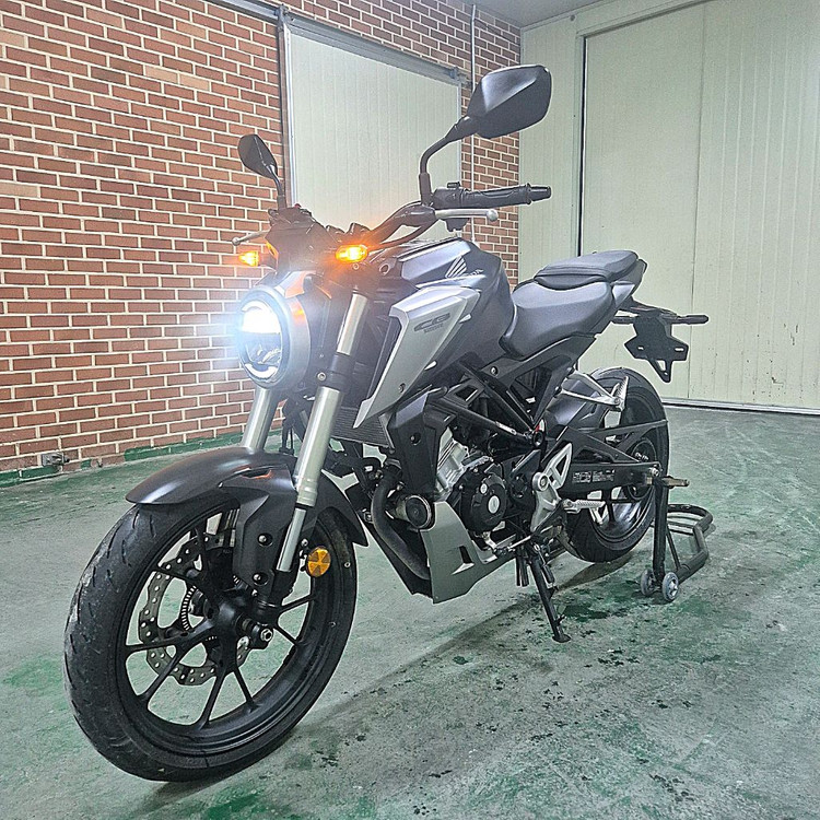 혼다 CB125R 18년식 6천KM 입문용 판매합니다 이미지