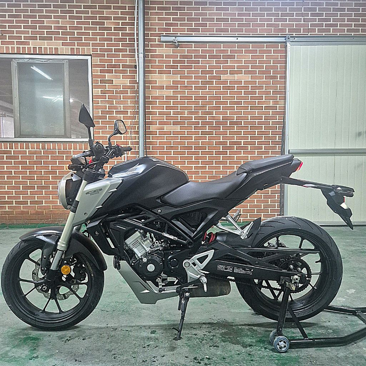 혼다 CB125R 18년식 6천KM 입문용 판매합니다 이미지