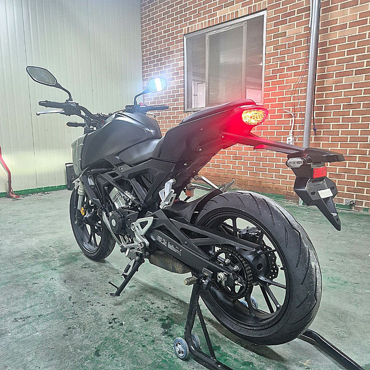 혼다 CB125R 18년식 6천KM 입문용 판매합니다 이미지