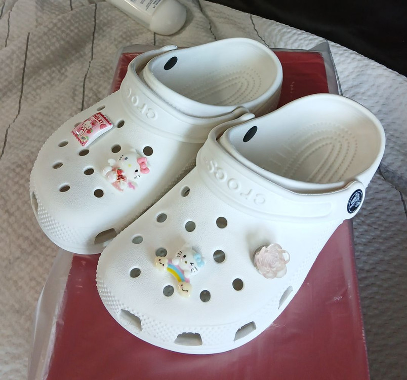 크록스정품 J1 200,,화이트 클래식클로그 지비츠포함 이미지