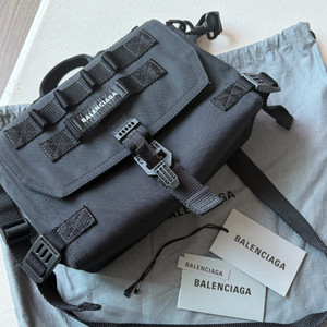 발렌시아가 아미 크로스백 이미지