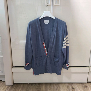 톰브라운 울 가디건 명품 가디건맨투맨패딩자켓구찌루이비통프라다디올셀린느에르메스로로피아나크로스백바이커백 이미지