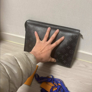 루이비통 포쉐트 보야주 MM 모노그램 이클립스 클러치백 이미지