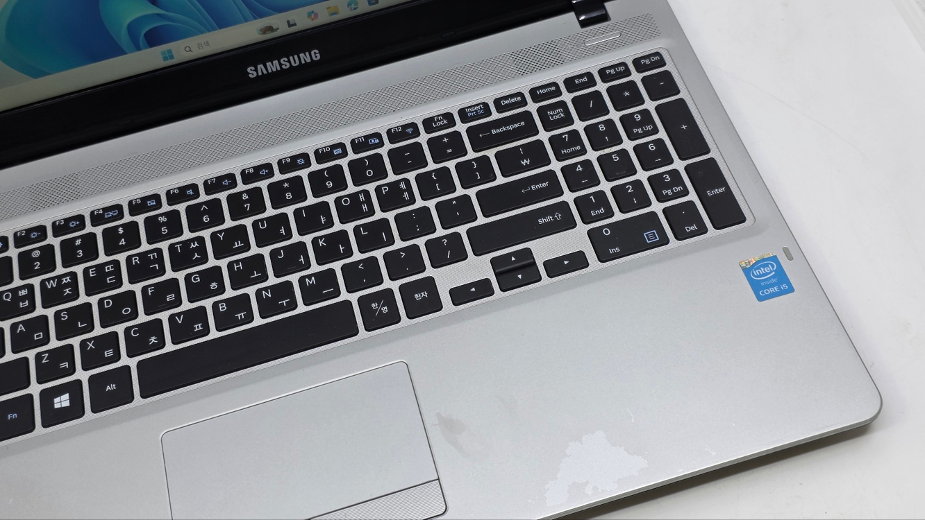 삼성 노트북5 NT500R5Q-KD5S (15.6인치) CPU : 인텔 코어 i5-5200U (5세대) 이미지