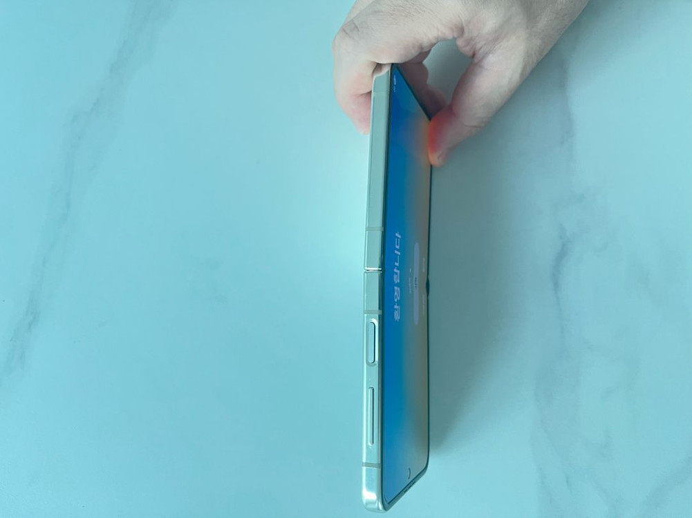 갤럭시 Z플립5 512기가 아이보리 무잔상 팝니다. 이미지