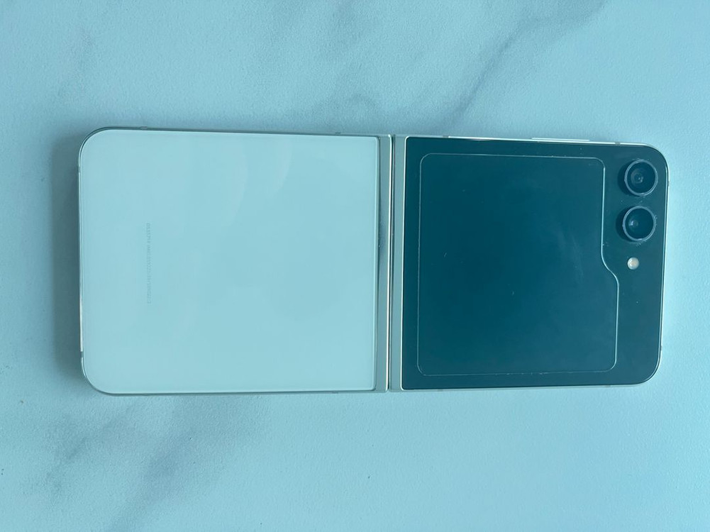 갤럭시 Z플립5 512기가 아이보리 무잔상 팝니다. 이미지