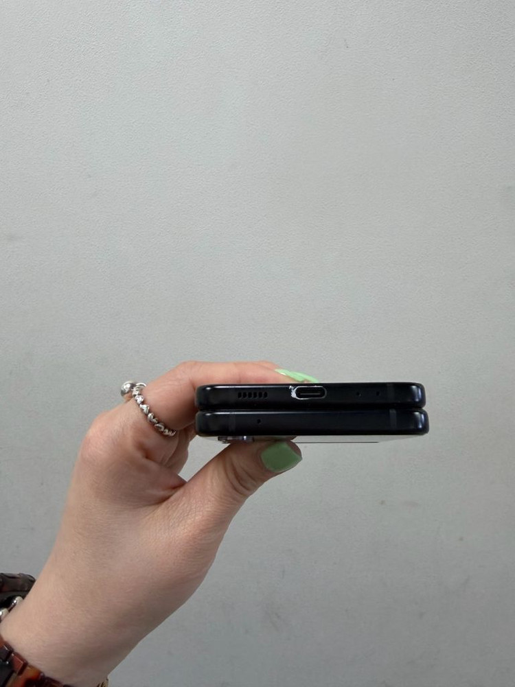 (부산중고폰)갤럭시z플립4 비스포크에디션 256기가 판매해요 이미지