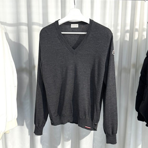 [신품급] [m사이즈] 몽클레어 브이넥 와펜 패치 니트 그레이 이미지