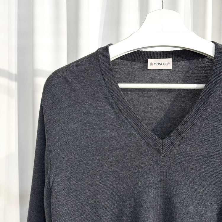 [신품급] [m사이즈] 몽클레어 브이넥 와펜 패치 니트 그레이 이미지