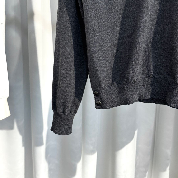 [신품급] [m사이즈] 몽클레어 브이넥 와펜 패치 니트 그레이 이미지