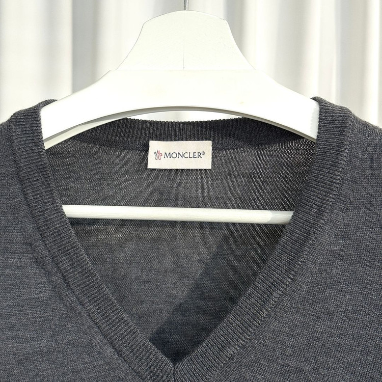 [신품급] [m사이즈] 몽클레어 브이넥 와펜 패치 니트 그레이 이미지