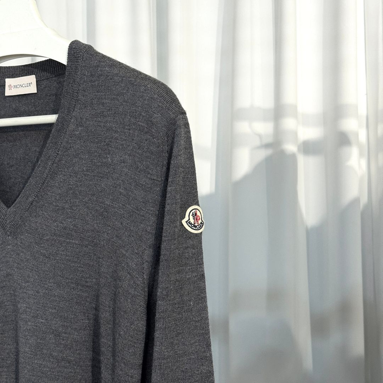 [신품급] [m사이즈] 몽클레어 브이넥 와펜 패치 니트 그레이 이미지
